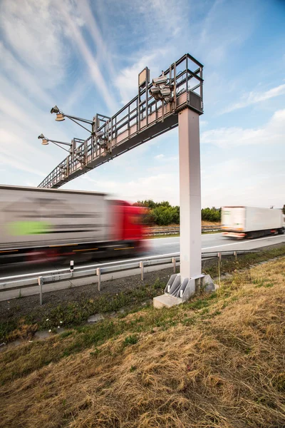 Lastbil passerar genom en vägtull grind — Stockfoto