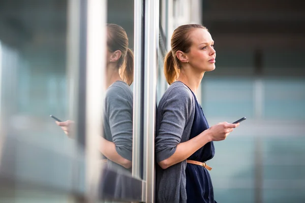Ung kvinna ringer på en smartphone — Stockfoto