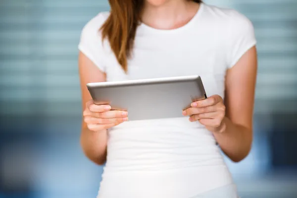 Tablet bilgisayarı kullanan genç iş kadını — Stok fotoğraf