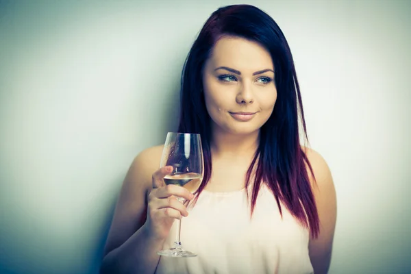 와인 한 잔 하는 데 젊은 여자 — 스톡 사진