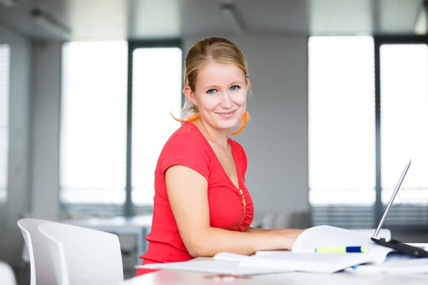 Studente donna con libri e laptop — Foto Stock