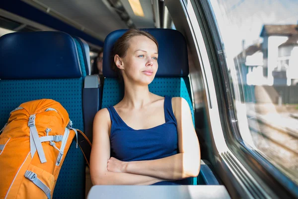 Mujer viajando en tren — Foto de Stock