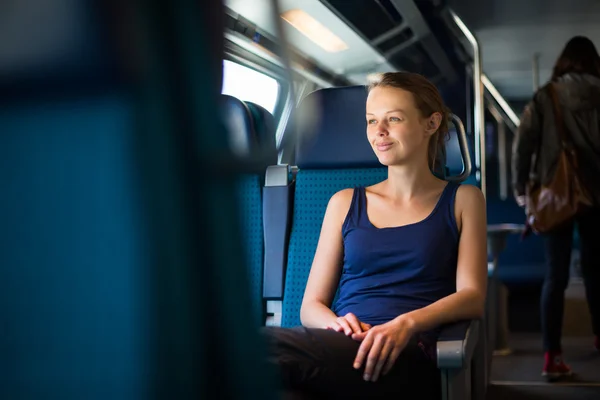 Donna che viaggia in treno — Foto Stock