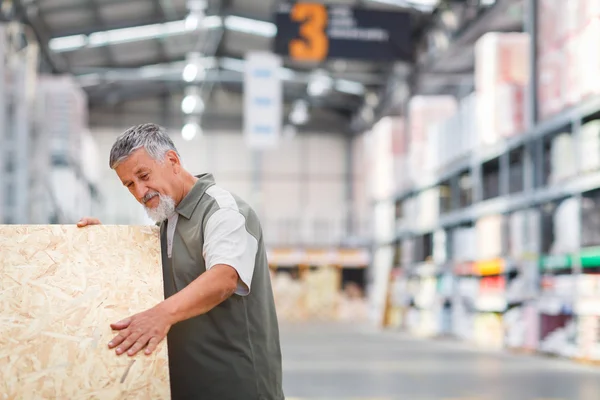 Homem escolhendo e comprando madeira de construção — Fotografia de Stock