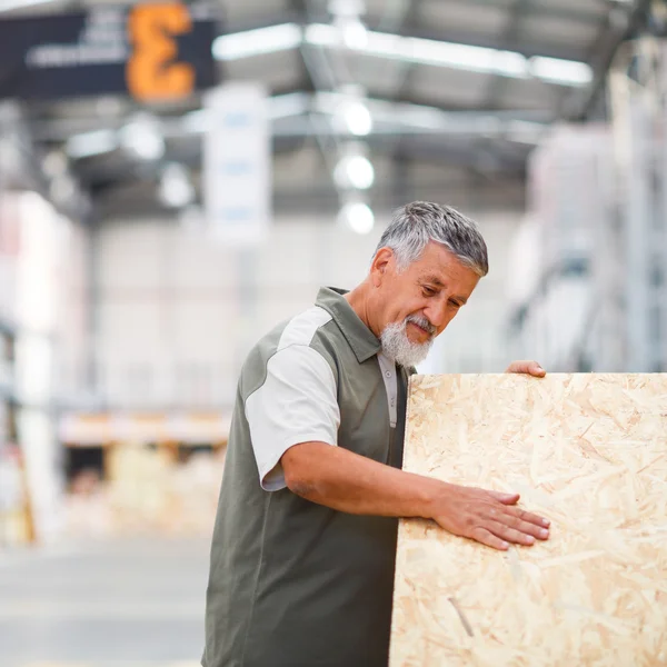 Homme choisir et acheter du bois de construction — Photo