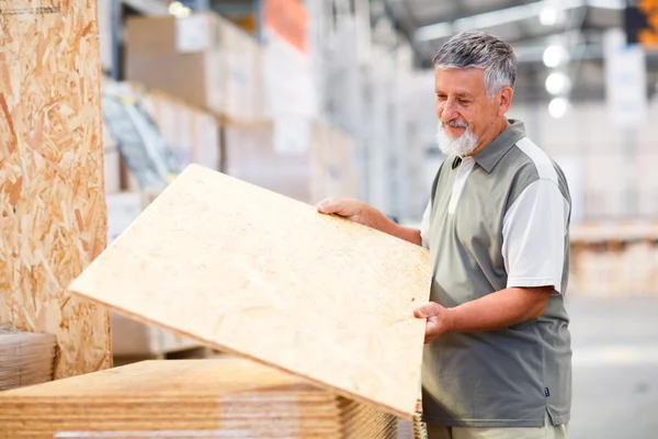 Homem escolhendo e comprando madeira de construção — Fotografia de Stock