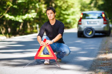 arabasına yol kenarı tarafından ayrılmış olan adam
