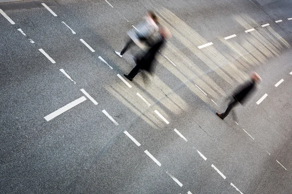 Geschäftsleute in der Stadt überqueren eine Straße — Stockfoto