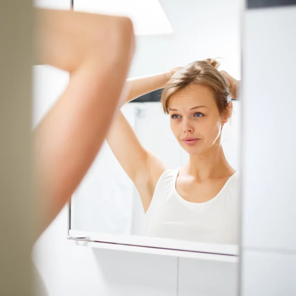 Mujer frente a su baño —  Fotos de Stock