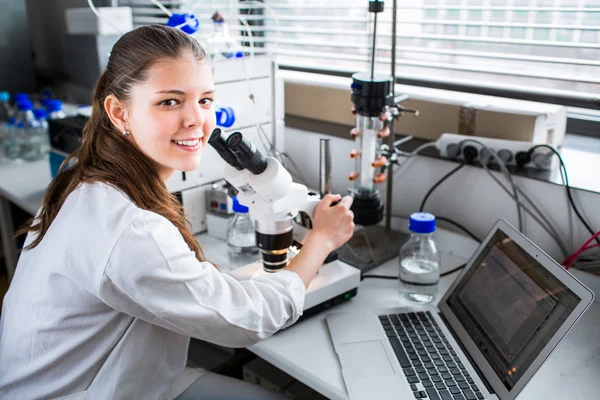 Ženské chemie student v laboratoři — Stock fotografie