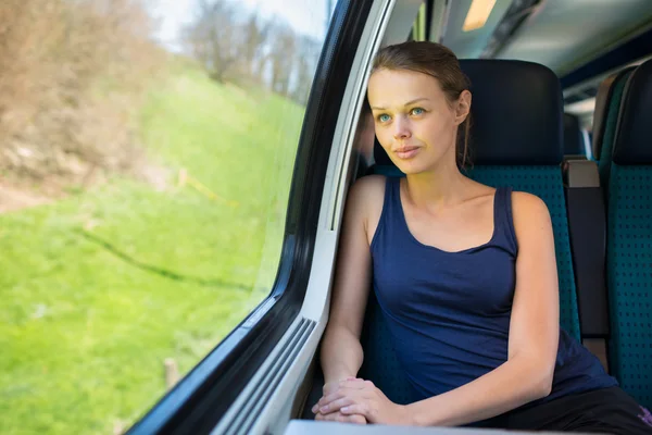 Donna che viaggia in treno — Foto Stock