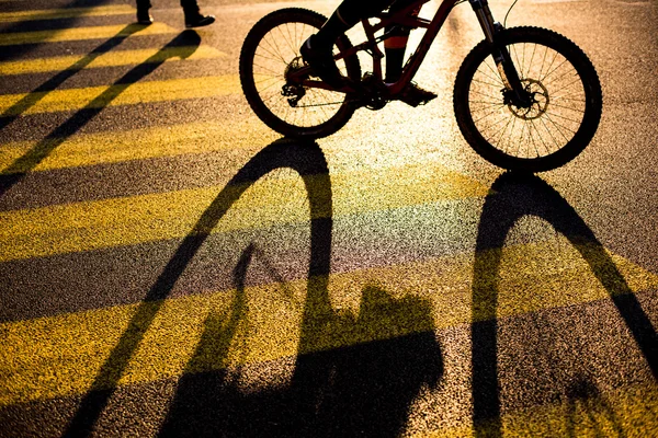 Biker, fietser op een kruising in een stad — Stockfoto