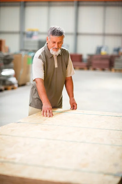 Człowiek kupując drewno budowlane — Zdjęcie stockowe
