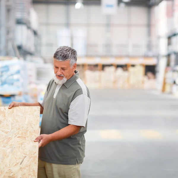 Homem comprando madeira de construção — Fotografia de Stock