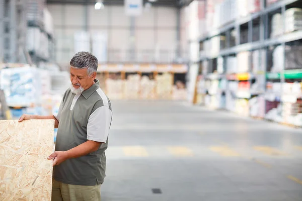 Hombre comprando madera de construcción — Foto de Stock