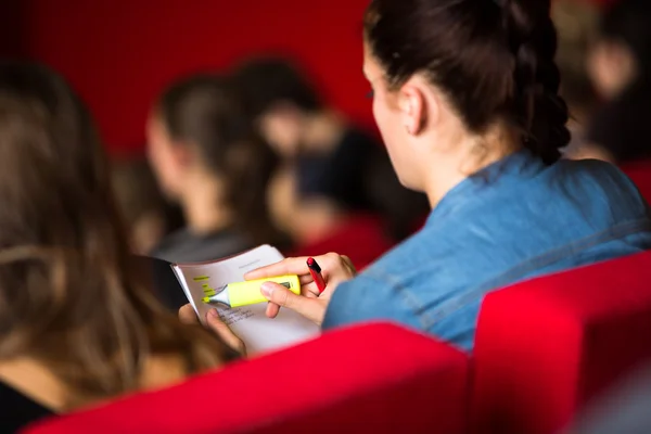 Kvinnliga universitetsstuderande — Stockfoto