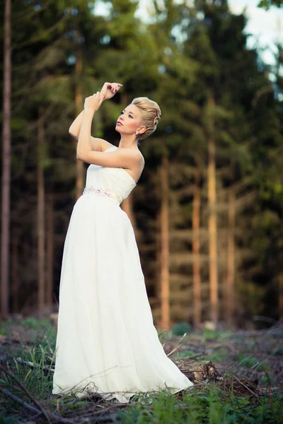 Mooie bruid in een forest — Stockfoto