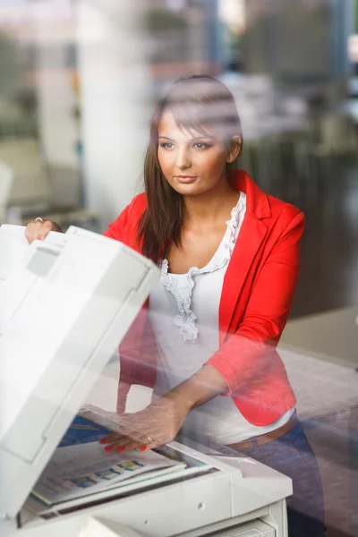Young female college student using a copy machine — Stock Photo, Image