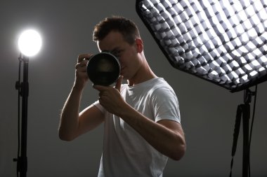 Genç pro fotoğrafçı ile dijital fotoğraf makinesi