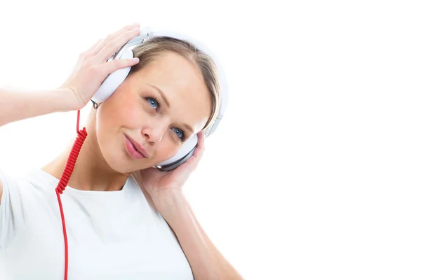 Vrouw luisteren naar muziek op de stereo-hoofdtelefoon — Stockfoto