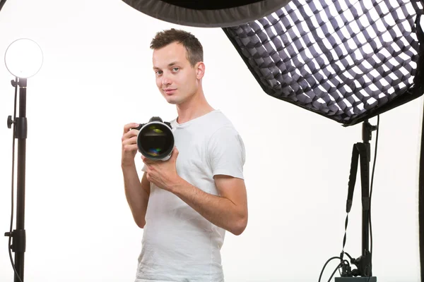 Молодой профессиональный фотограф с цифровой камерой — стоковое фото