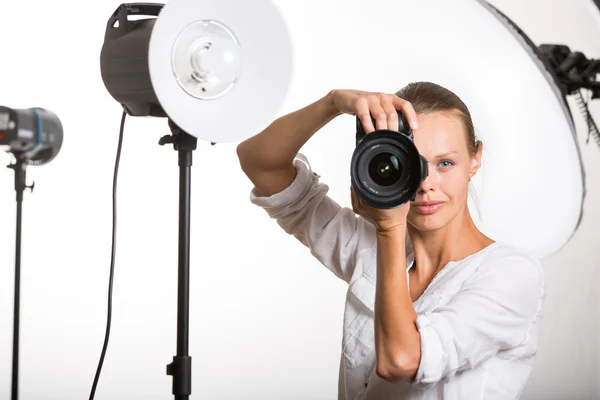 数码相机-单反相机的摄影师 — 图库照片