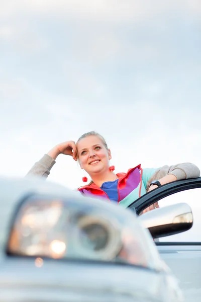 Alegre conductor adolescente femenino — Foto de Stock