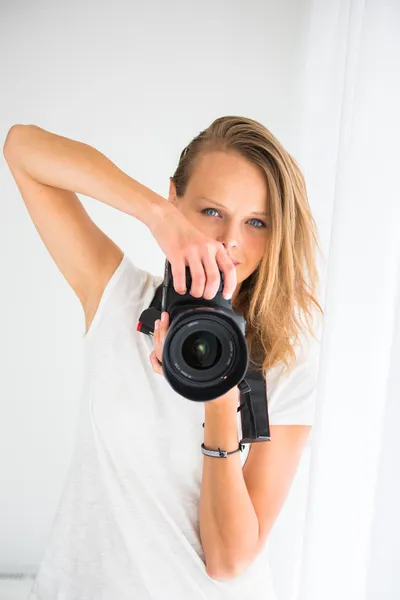 Photographer with digital camera - DSLR — Stock Photo, Image