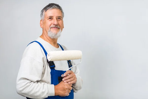 Uomo anziano con rullo di vernice — Foto Stock