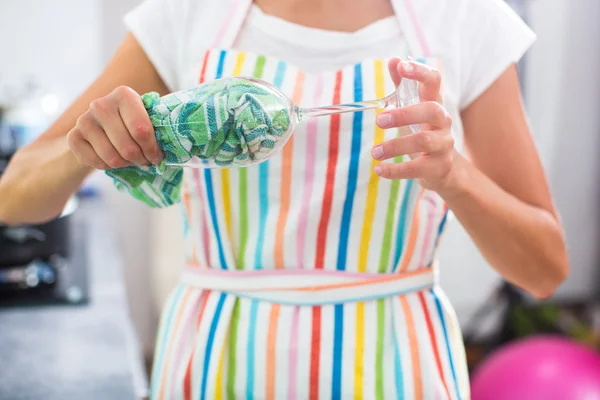 Jonge vrouw polijsten een glas — Stockfoto