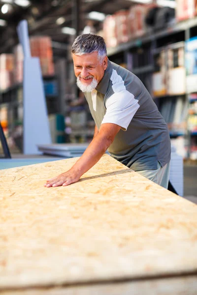 Man köper konstruktionsvirke — Stockfoto