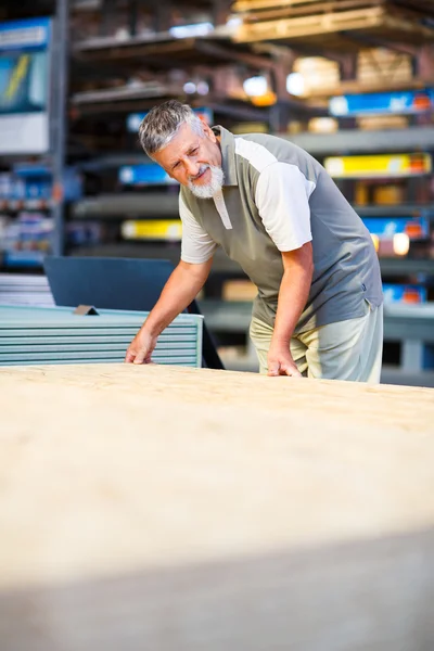 Man kopen van constructie hout — Stockfoto