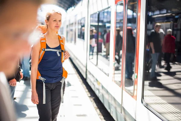 Bir trainstation kadın, bir trene binmeden — Stok fotoğraf
