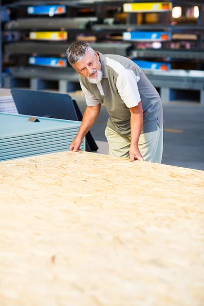 Man kopen van constructie hout — Stockfoto