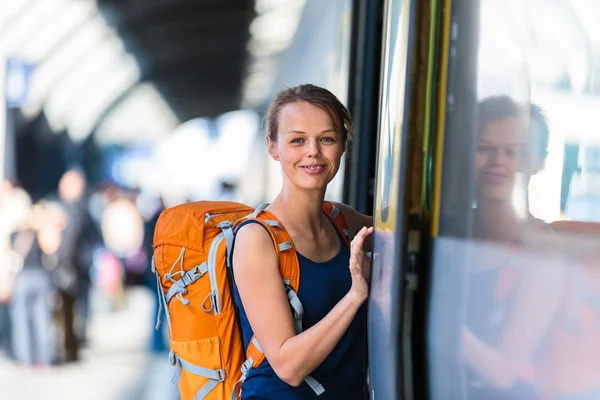 Femme dans une gare, embarquant dans un train — Photo