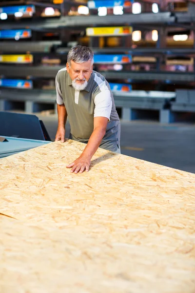 Hombre comprando madera de construcción —  Fotos de Stock