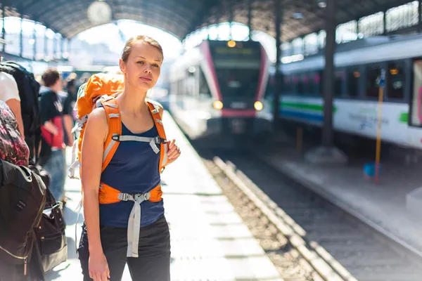 Vrouw in een treinstation — Stockfoto