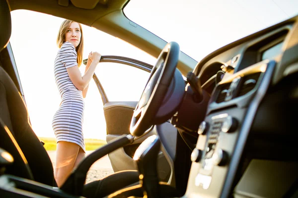 Mulher adolescente motorista, por seu carro novo — Fotografia de Stock