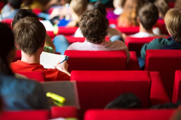 Universitetsstuderende, der sidder i klassen - Stock-foto