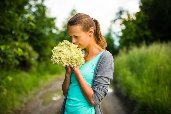 Vrouw plukken vlierbloom — Stockfoto