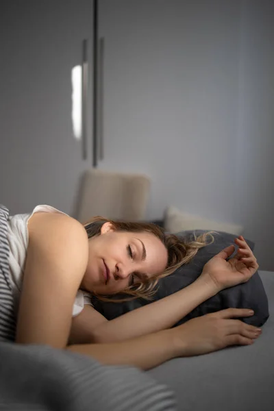 Mulher Bonita Jovem Dormindo Sua Cama Final Manhã Fim Semana — Fotografia de Stock