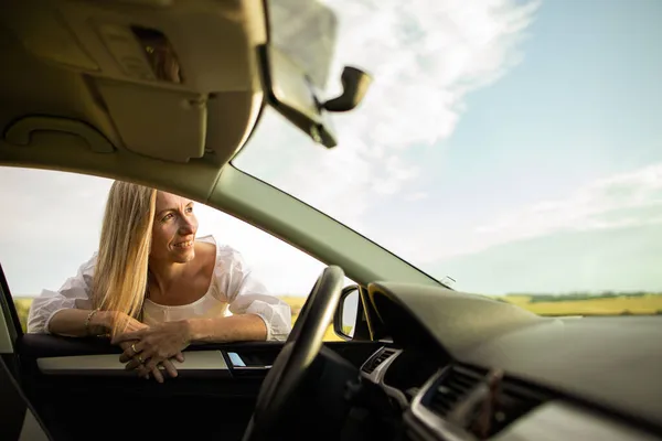Mulher Meia Idade Bonita Volante Seu Carro — Fotografia de Stock