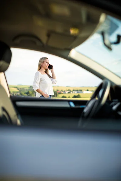 Mulher Muito Meia Idade Volante Seu Carro Tendo Uma Pausa — Fotografia de Stock