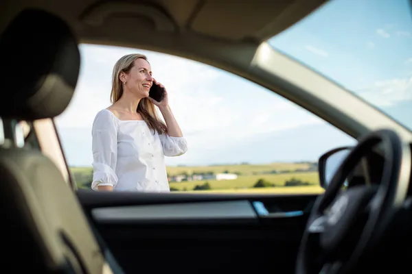 Mujer Mediana Edad Bastante Volante Coche Teniendo Descanso Viaje Largo —  Fotos de Stock