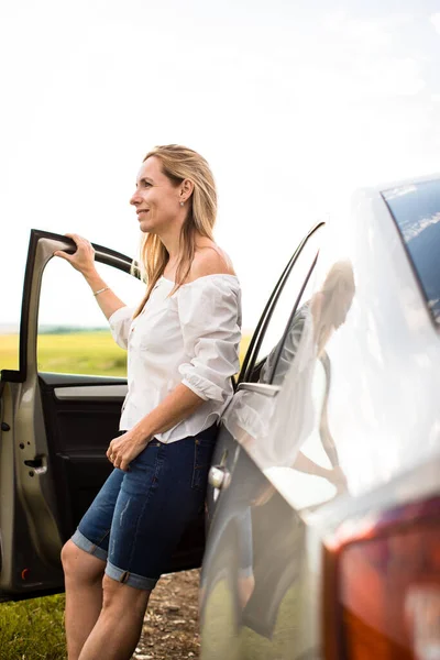 Piuttosto Donna Mezza Età Volante Della Sua Auto — Foto Stock