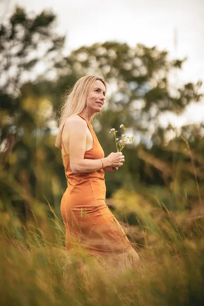 Retrato Uma Mulher Meia Idade Descontraída Livre Olhando Feliz Apreciando — Fotografia de Stock