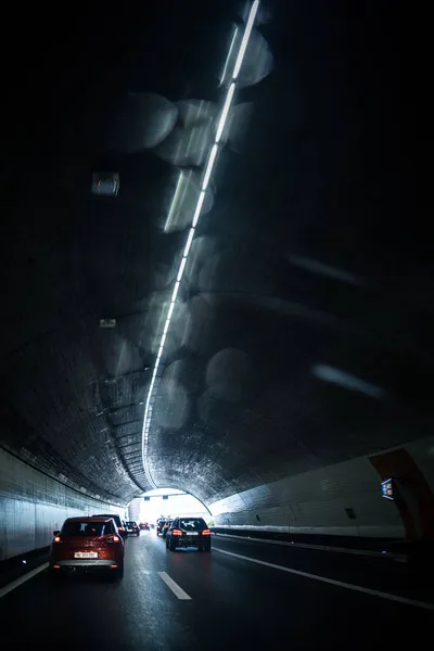 Bilar Motorväg Som Går Igenom Lång Modern Tunnel Rörelse Suddig — Stockfoto