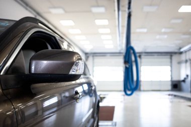 Düzenli olarak kontrol edilen bir garajdaki araba (sığ DOF / renk tonlu resim)