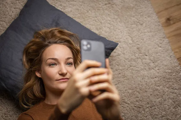 Mujer Bonita Joven Usando Teléfono Inteligente Casa —  Fotos de Stock