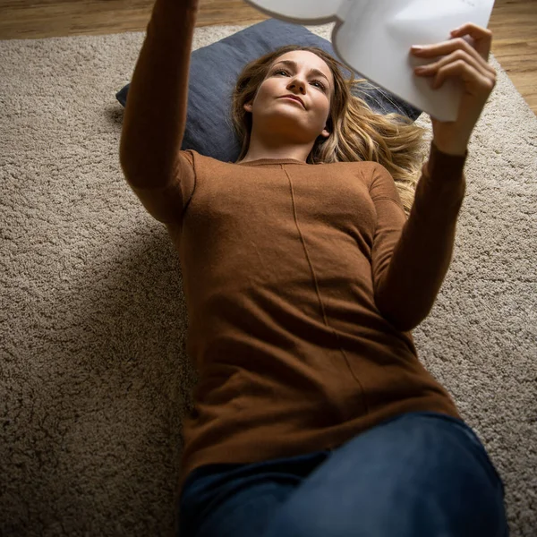 Mujer Bonita Joven Usando Teléfono Inteligente Casa —  Fotos de Stock